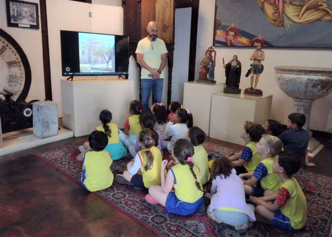 api-modulos/fotos/img/galeria_cat_culturais_490/490/13451/VISITA GUIADA  POR GUSTAVO, CEMEI PADRE HERNANI JOSÉ FERREIRA, PROF. ROBERTA, 30.09.2025 (4).jpg
